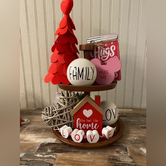 Round ceramic ball that says family in  black writing. New - Picture 1 of 10